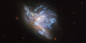 Hubble Carpisan Iki Galaksiyi Goruntuledi NGC 6052